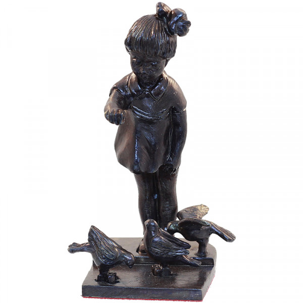 444007 - Девочка кормит голубей